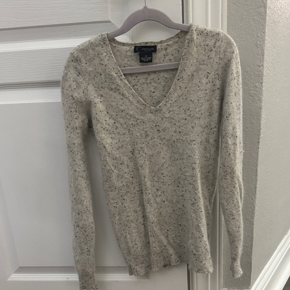 100% Cashmere Speckled Cream V-Neck Sweater